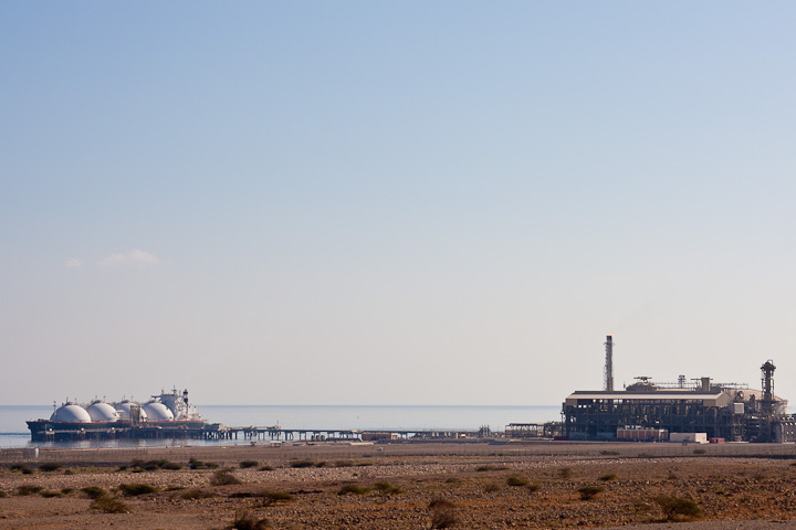 Der Reichtum des Omans basiert auf Erdgas und Erdl: Gastanker bei Sur