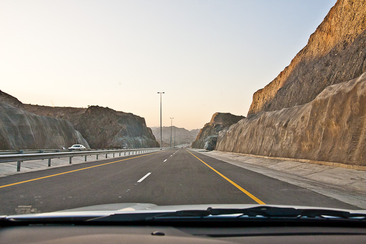 Aus dem Auto durch die Frontscheibe fotografiert: zurck nach Muscat