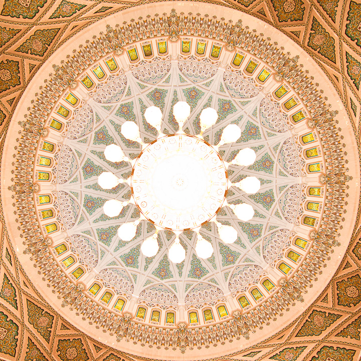 Die riesige Kuppel der Moschee und der bis vor Kurzem weltgrößte Kronleuchter von unten