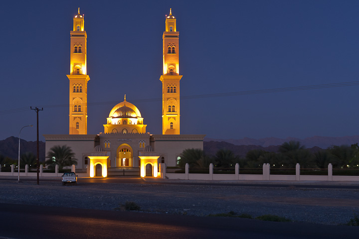 Moschee von Bahla bei Nacht